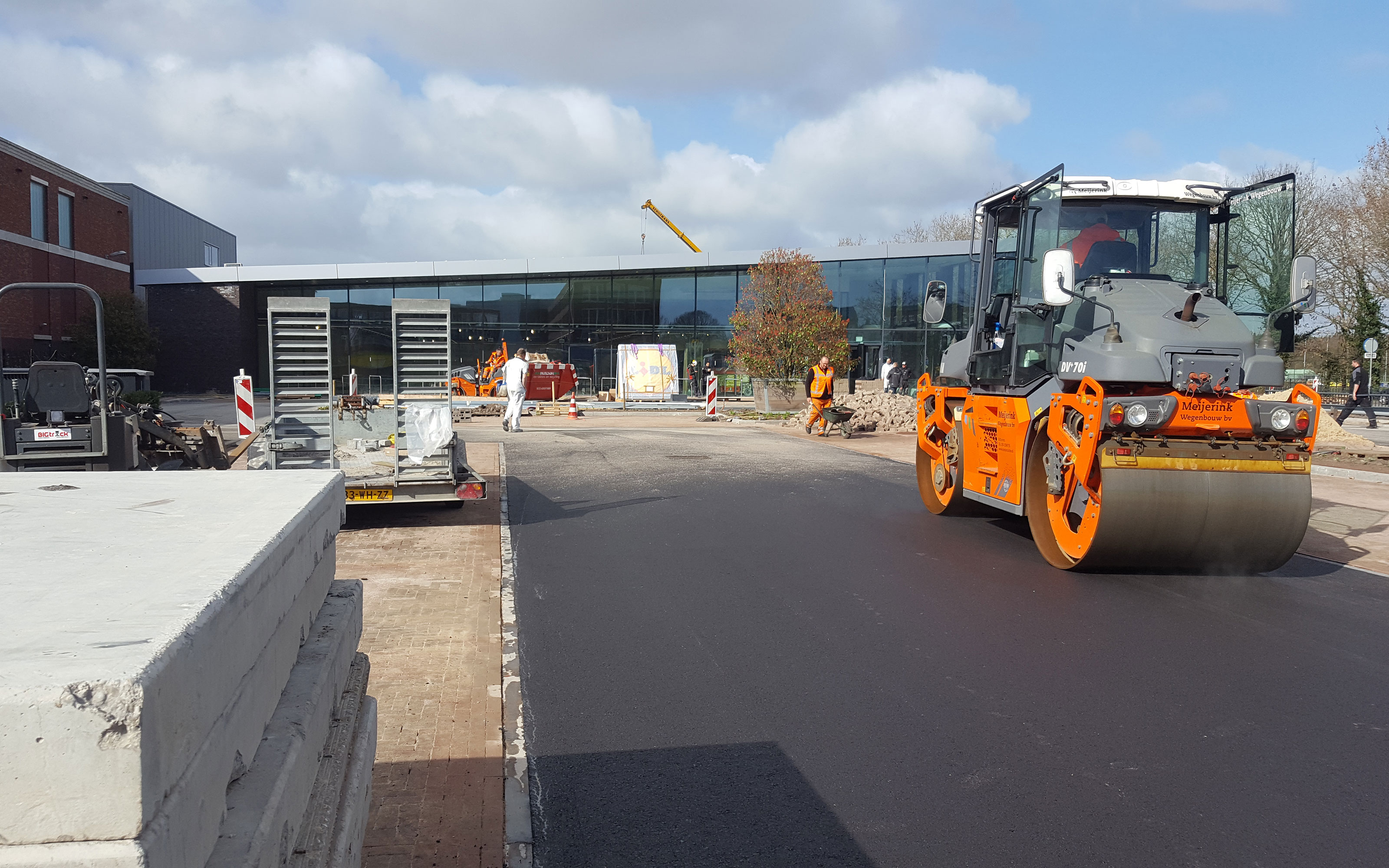 Heavy vehicles can drive on Elastodrain® EL 202 to asphalt the driveway.   Building site with construction vehicle